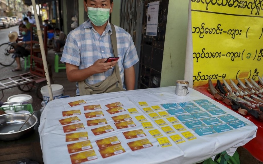Chính quyền quân sự Myanmar chặn Facebook, dân chúng rầm rộ tẩy chay đảo chính